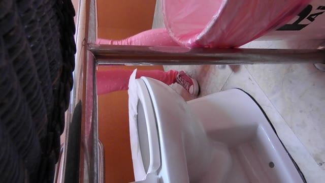 偷拍生過兩個小孩的女人上廁所 偷拍生過兩個小孩的女人上廁所