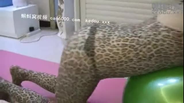 對白淫蕩的母子亂倫媽媽漏臉了趴著健身球啪啪高清無水_(new) 對白淫蕩的母子亂倫媽媽漏臉了趴著健身球啪啪高清無水_(new)