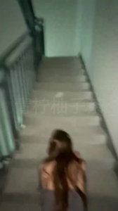 找放暑假的女大去她家小區樓道裏野戰
