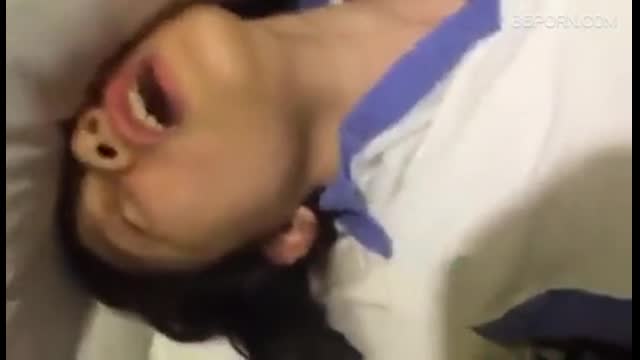 The girl in the school uniform was screamed by the little boyfriend, and the thick semen was shot on the face. The girl in the school uniform was screamed by the little boyfriend, and the thick semen was shot on the face.