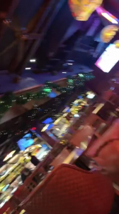 好刺激！酒吧裏偷偷口交！