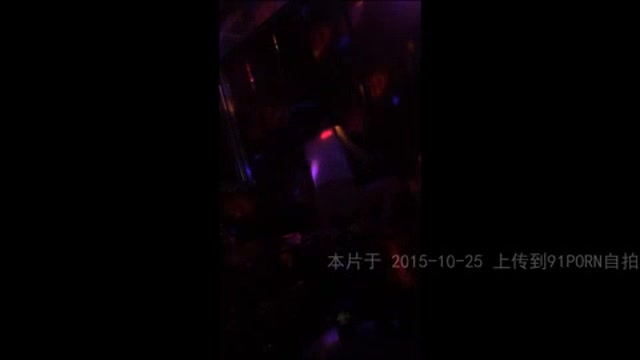 和小炮友在KTV里来了一发  和小炮友在KTV里来了一发
