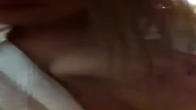 姊夫好壞,竟然給我看他跟姊姊愛愛的影片  姊夫好壞,竟然給我看他跟姊姊愛愛的影片