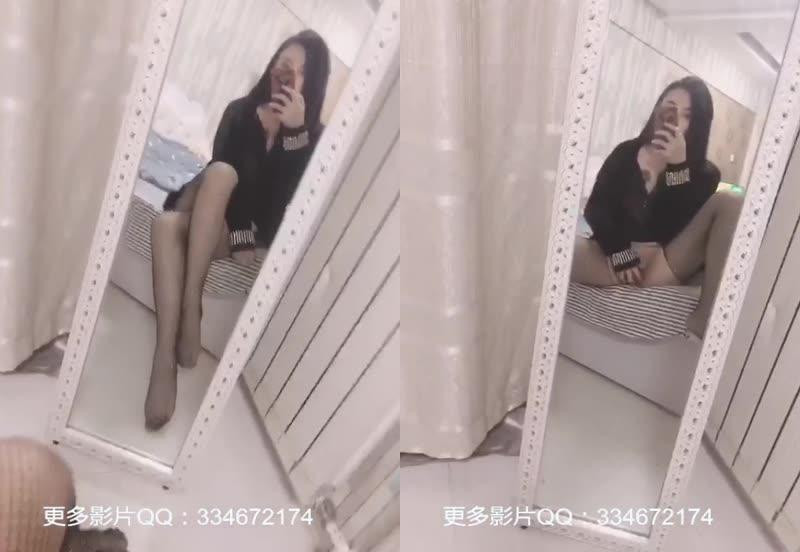 黑絲襪長腿正妹鏡子前自拍腿開開露出粉紅小穴 黑絲襪長腿正妹鏡子前自拍腿開開露出粉紅小穴