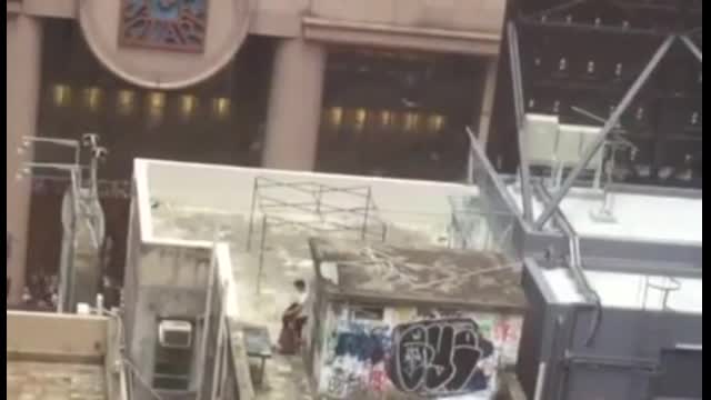突發!香港時代廣場外情侶激戰!  突發!香港時代廣場外情侶激戰!