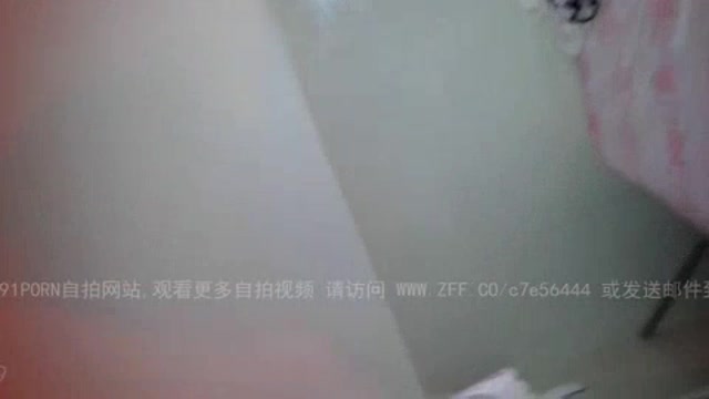 眼鏡熟女姐妹花,一個拍攝一個插。  眼鏡熟女姐妹花,一個拍攝一個插。