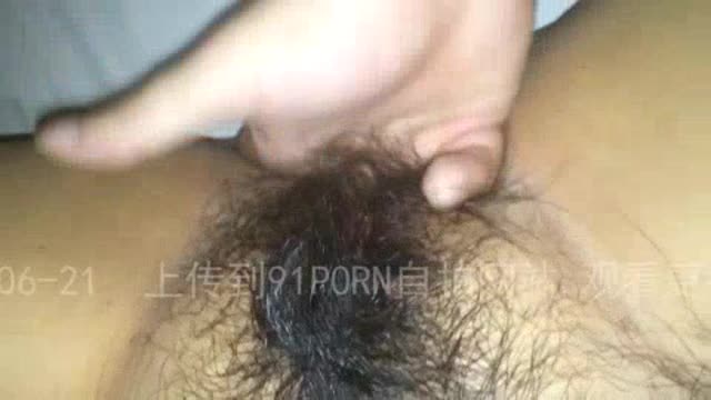 大四骚货 多毛嫩穴 用手玩玩  大四骚货 多毛嫩穴 用手玩玩