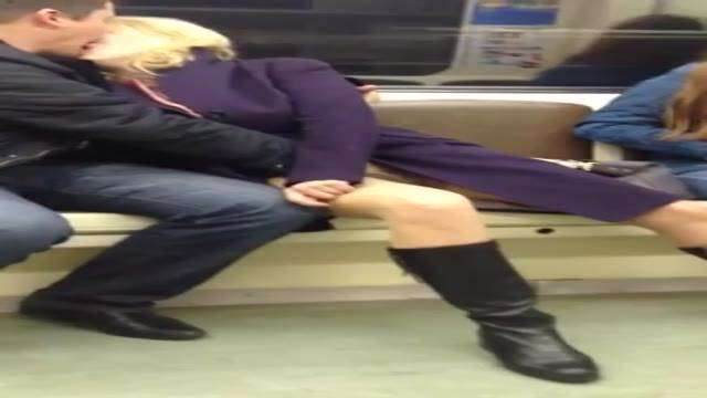 外國直接在捷運上...  外國直接在捷運上...