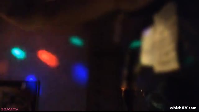 超嗨KTV在包房廂一邊K歌一邊啪啪 服務生突然闖進來嚇到想加入一份  超嗨KTV在包房廂一邊K歌一邊啪啪 服務生突然闖進來嚇到想加入一份