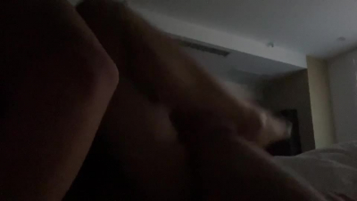 不肯開燈又受不了我打樁的女大，隻能慢條斯理的操弄她