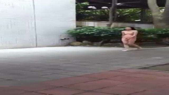 本土女孩街上裸跑  本土女孩街上裸跑