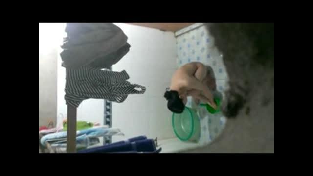 兄弟在我下面!墻磚洞中偷拍鄰居女兒洗澡  兄弟在我下面!墻磚洞中偷拍鄰居女兒洗澡