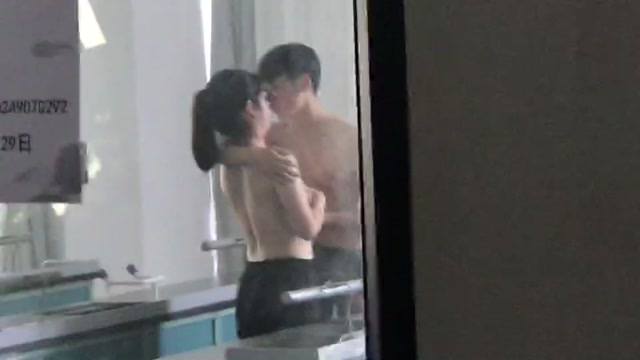 高二情侶實驗室親熱 高二情侶實驗室親熱
