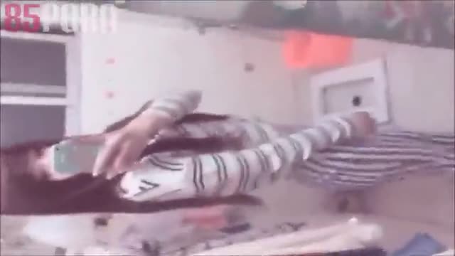 這麼小年紀就自拍你爸爸不會罵嗎  這麼小年紀就自拍你爸爸不會罵嗎