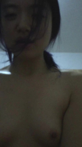 害羞的小女友一直捂臉哼哼