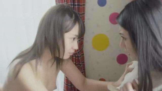 兩女床上做愛  兩女床上做愛