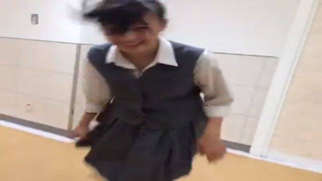 女生跳起被人看小褲褲  女生跳起被人看小褲褲