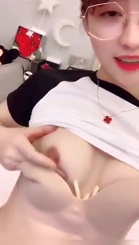 眼鏡少婦玩奶頭 眼鏡少婦玩奶頭