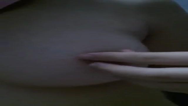 玩玩自己的乳頭 玩玩自己的乳頭