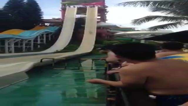 玩滑水道玩到奶掉出來  玩滑水道玩到奶掉出來