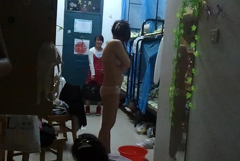 Mainland metamorphosis male sneak shot female dormitory student girl changing clothes sister milk is still oversized Mainland metamorphosis male sneak shot female dormitory student girl changing clothes sister milk is still oversized