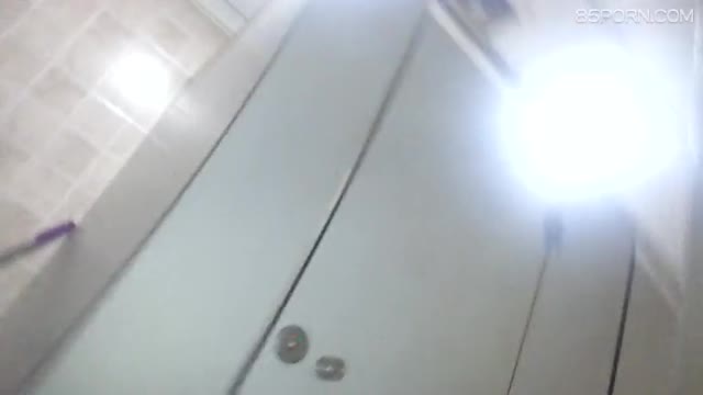 公司廁所跟拍熟女同事尿尿 公司廁所跟拍熟女同事尿尿
