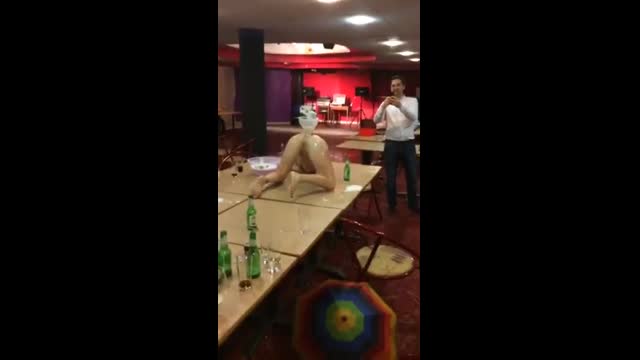 洋妹表演人體噴水池  洋妹表演人體噴水池