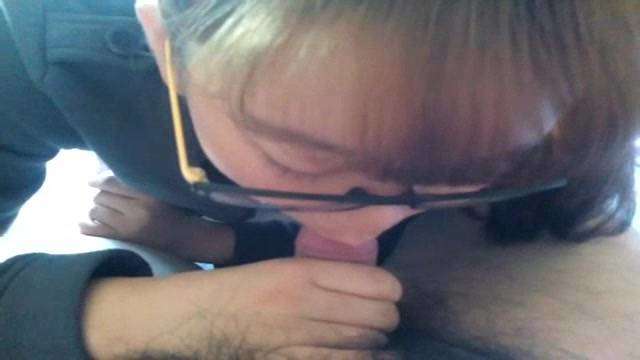 眼鏡妹為男子吃香蕉  眼鏡妹為男子吃香蕉