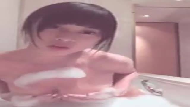 妹妹洗澡自拍给我看  妹妹洗澡自拍给我看