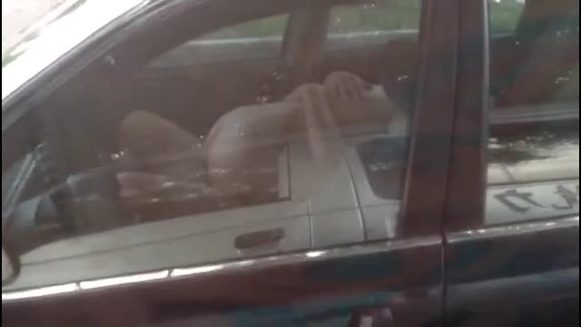 大白天路邊車震趣 被看光光魂然不知  大白天路邊車震趣 被看光光魂然不知