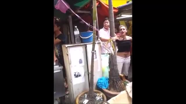 KL次厂街上演脫衣舞鬧劇  KL次厂街上演脫衣舞鬧劇