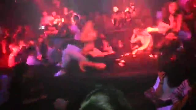 跟上空妹在舞池中央摩擦  跟上空妹在舞池中央摩擦