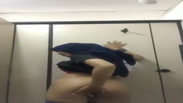 包頭印尼妹在廁所自拍自慰 包頭印尼妹在廁所自拍自慰