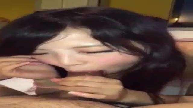 瞇著眼來幫你口交的日本妹  瞇著眼來幫你口交的日本妹