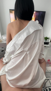 【原創】身材超好的細腰母狗穿着白T就扭起來