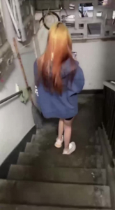 20歲粉嫩學妹，忽悠她到宿舍玩，被幹的嗷嗷叫，極品身材，逼毛又長又黑