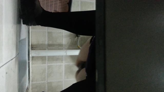 跟拍黑丝熟女拉尿  跟拍黑丝熟女拉尿