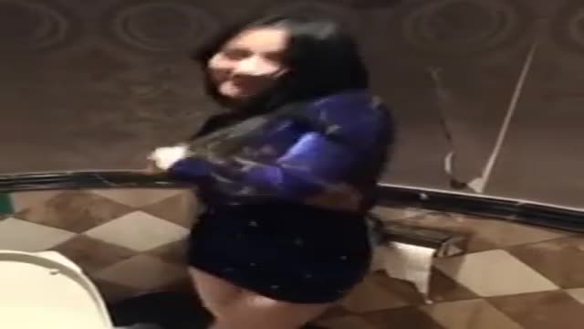 嫩妹子在廁所送福利了  嫩妹子在廁所送福利了