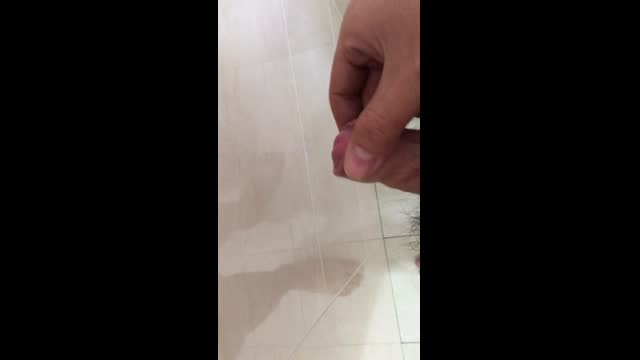 在廁所自慰  在廁所自慰