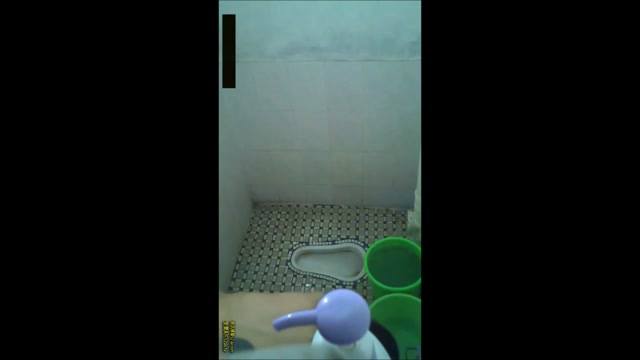 房東出租屋浴室偷拍年輕正妹洗澡  房東出租屋浴室偷拍年輕正妹洗澡
