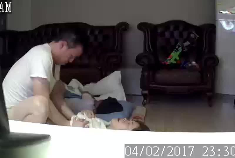 夫妻慾火難忍不顧小孩睡在旁邊地闆上直接開幹 夫妻慾火難忍不顧小孩睡在旁邊地闆上直接開幹